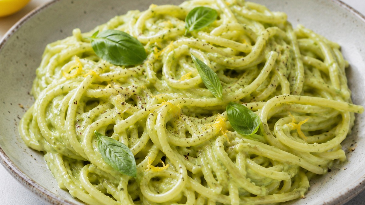 Pasta fredda vegana con pesto di zucchine e basilico