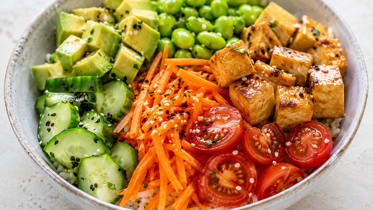 Bowl vegana proteica con riso, edamame e tofu teriyaki